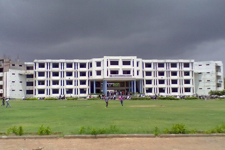 https://cache.careers360.mobi/media/colleges/social-media/media-gallery/2318/2019/1/10/Campus View of LJ Institute of Engineering and Technology Ahmedabad_Campus View.jpg
